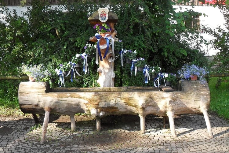 2005 neuer Holzbrunnen